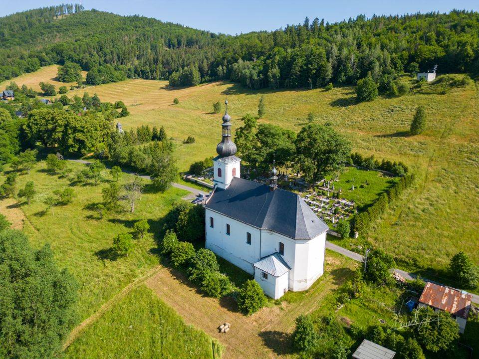 Po stavbách stojících i zbořených za karlovickými kořeny