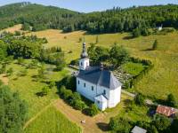 Po stavbách stojících i zbořených za karlovickými kořeny